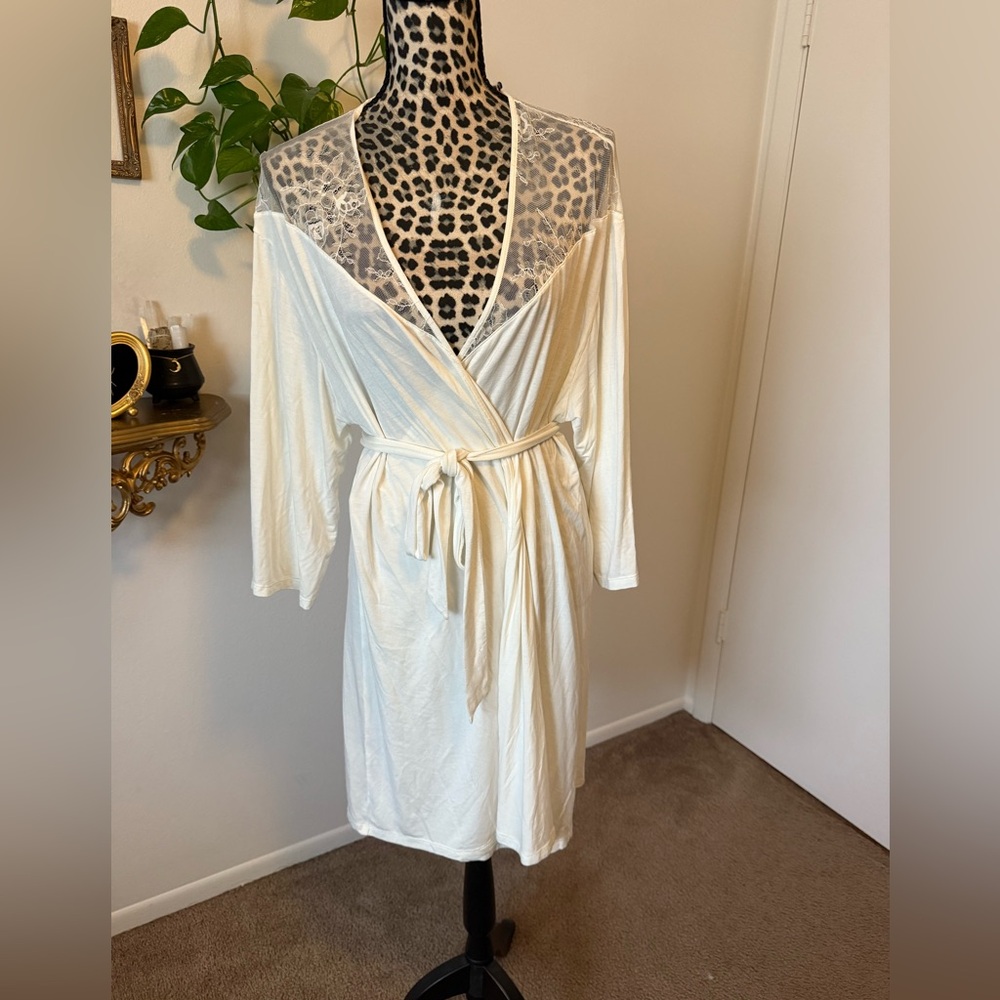 Eberjey Elegant off white Lace Trim Robe